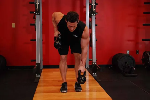 Alternating Kettlebell Row, finishing position