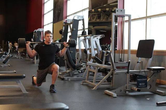 Barbell Walking Lunge, finishing position