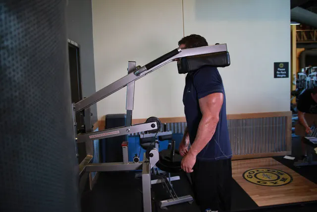 Calf-Machine Shoulder Shrug, finishing position