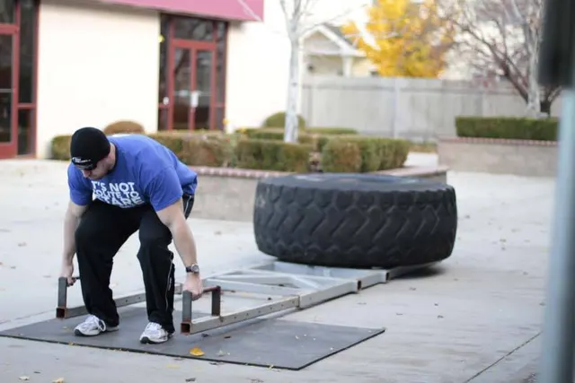 Car Deadlift, finishing position