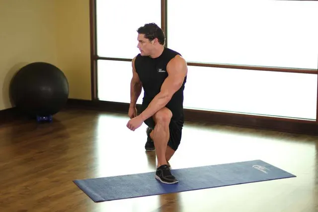 Crossover Reverse Lunge, finishing position