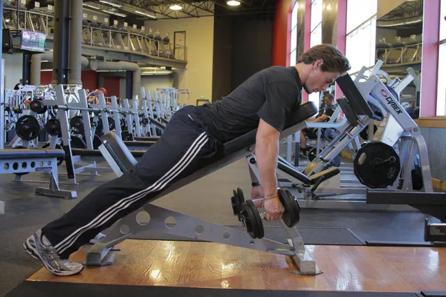Dumbbell Incline Row, starting position