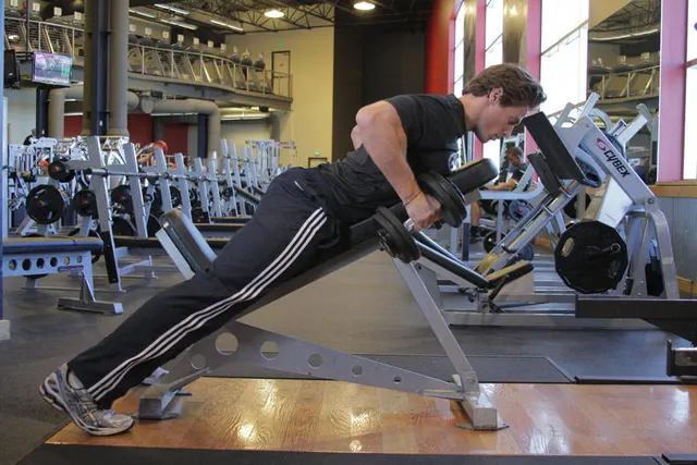 Dumbbell Incline Row, finishing position