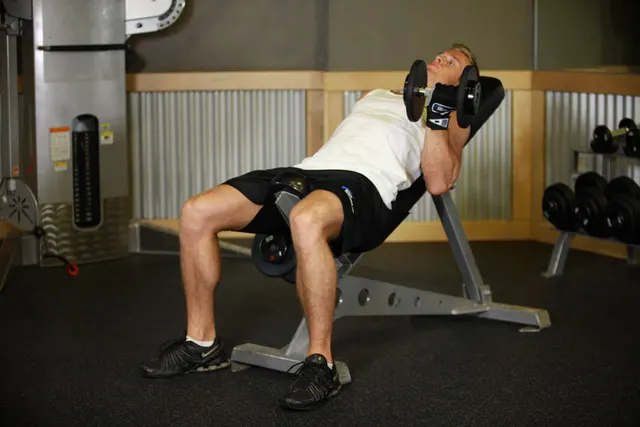 Incline Dumbbell Curl, finishing position