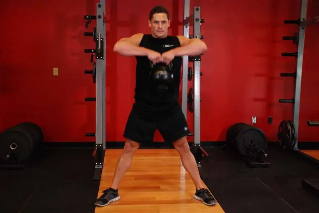 Kettlebell Sumo High Pull, finishing position
