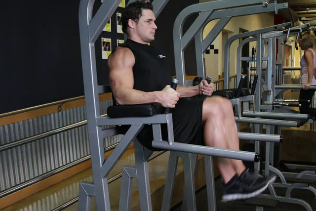 Knee/Hip Raise On Parallel Bars, finishing position