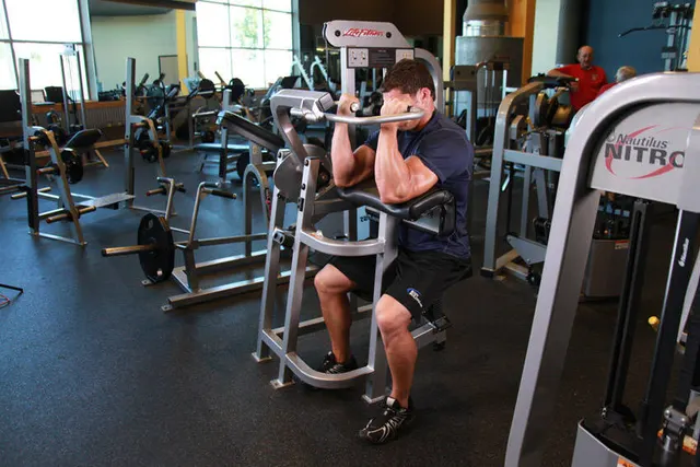 Machine Preacher Curls, finishing position