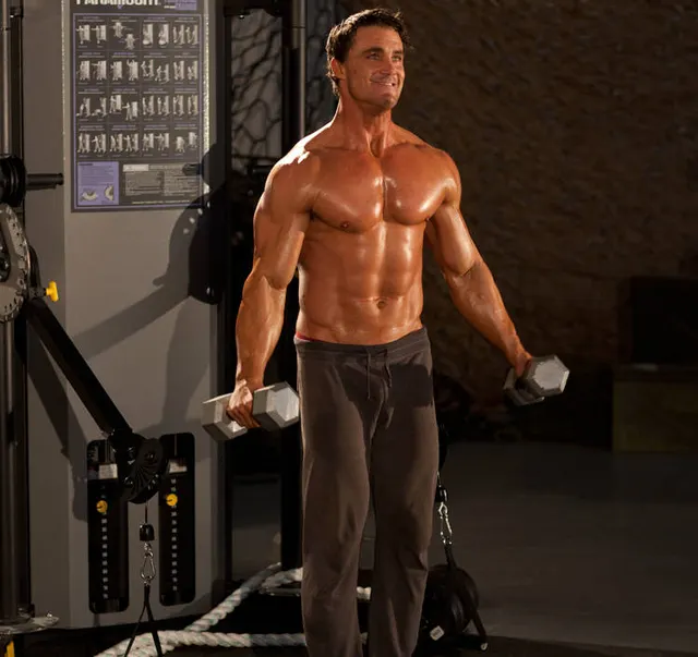 Side Laterals to Front Raise, starting position