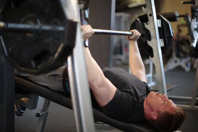 Smith Machine Decline Press, finishing position