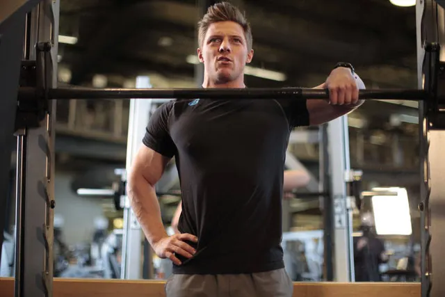 Smith Machine One-Arm Upright Row, finishing position