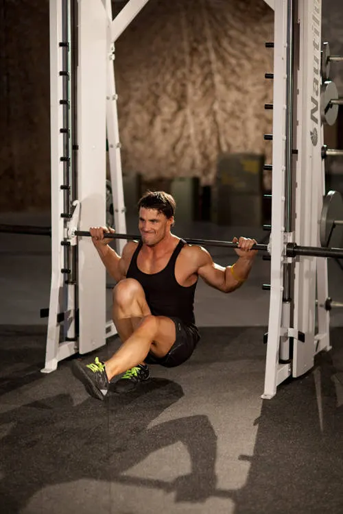Smith Machine Pistol Squat, finishing position