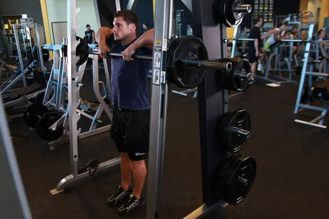 Smith Machine Upright Row, finishing position